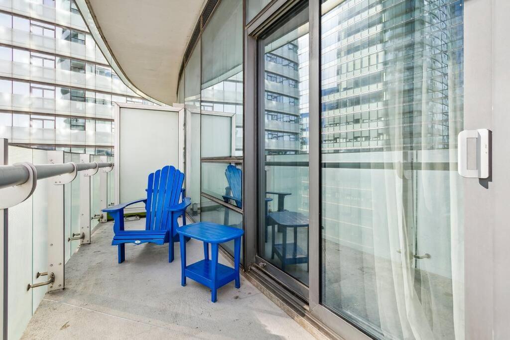 Luxury Condo - Steps To Everything - Balcony View โตรอนโต ภายนอก รูปภาพ